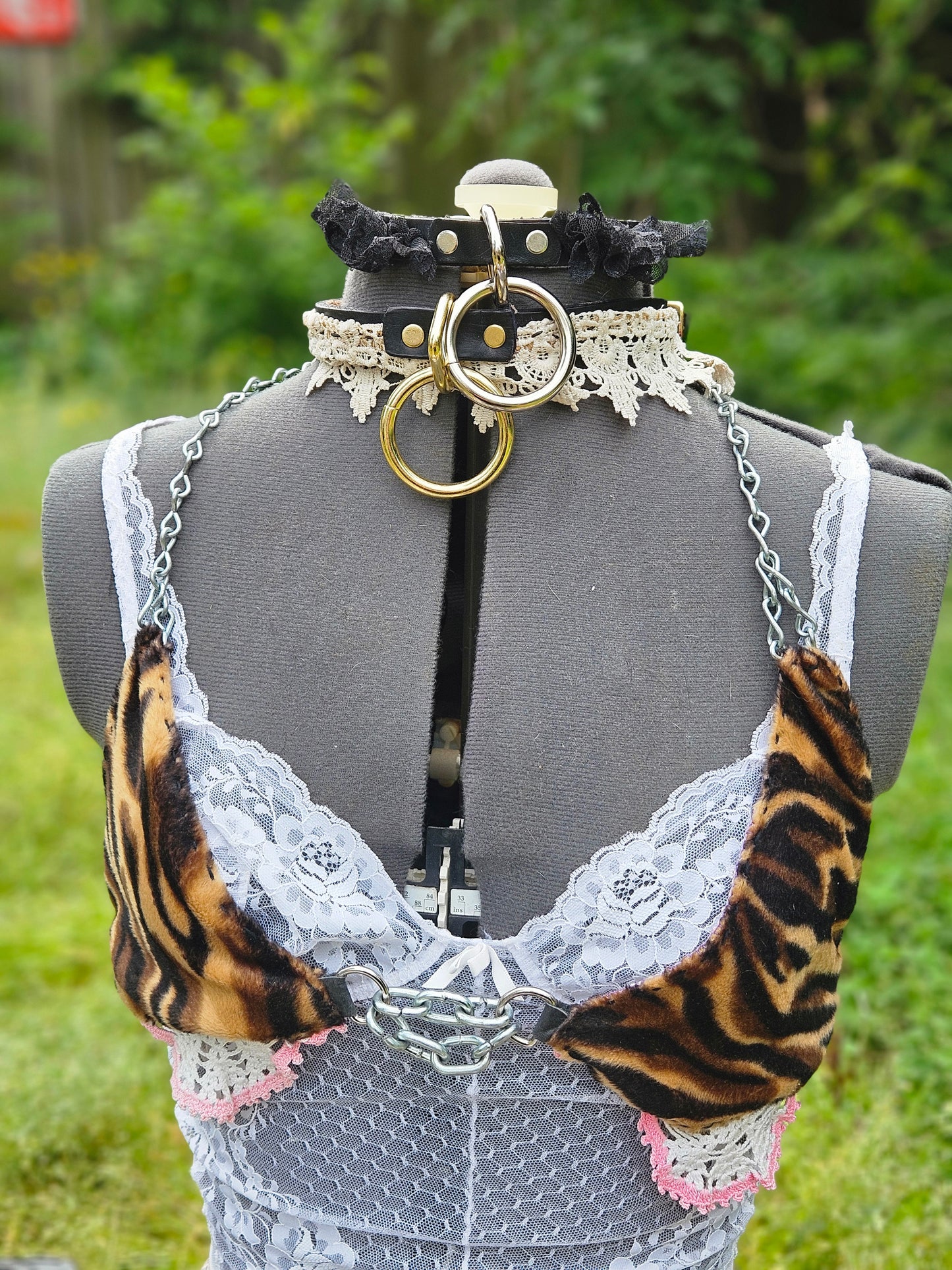 Tiger & lace hulter top