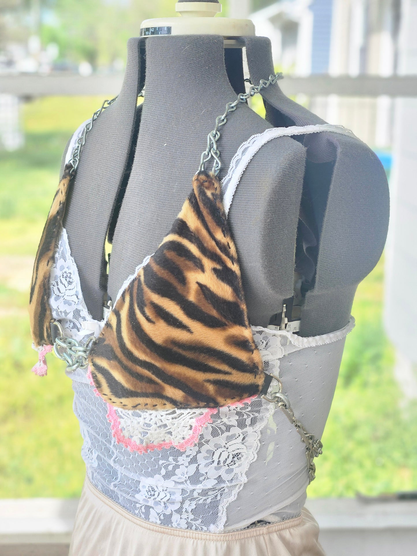 Tiger & lace hulter top